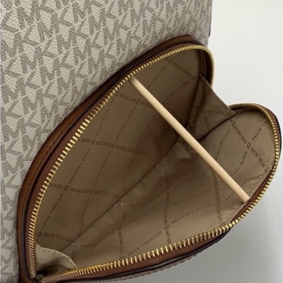 MICHAEL KORS
JAYCEE MEDIUM
BACKPACK and Wallet Set
VANILLA - Picture 5 of 13